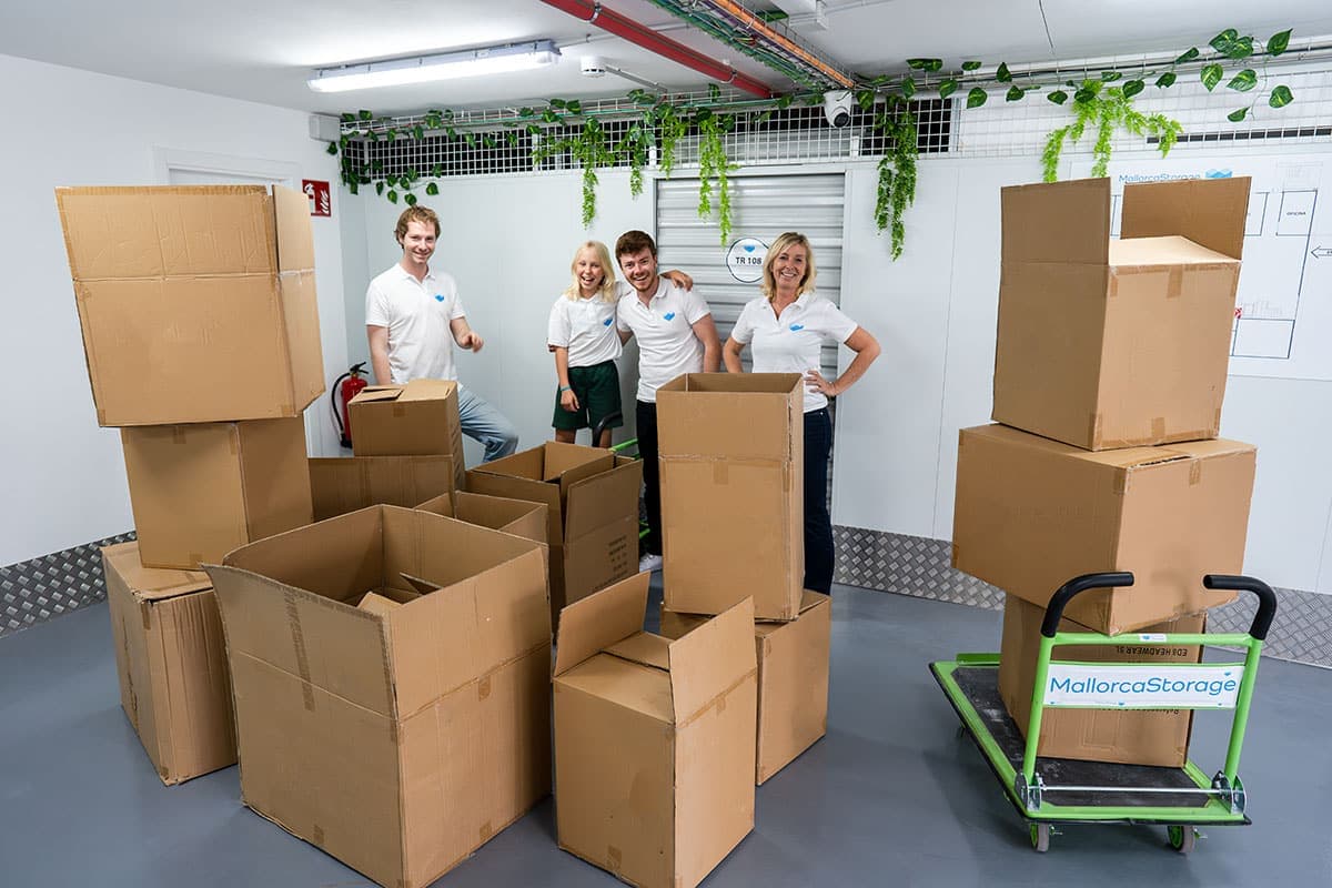El equipo de Mallorca Storage entre cajas de mudanza en las instalaciones de Palma