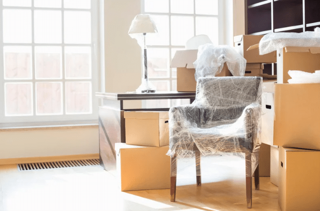 Für den Transport verpackte Möbel und Kartons